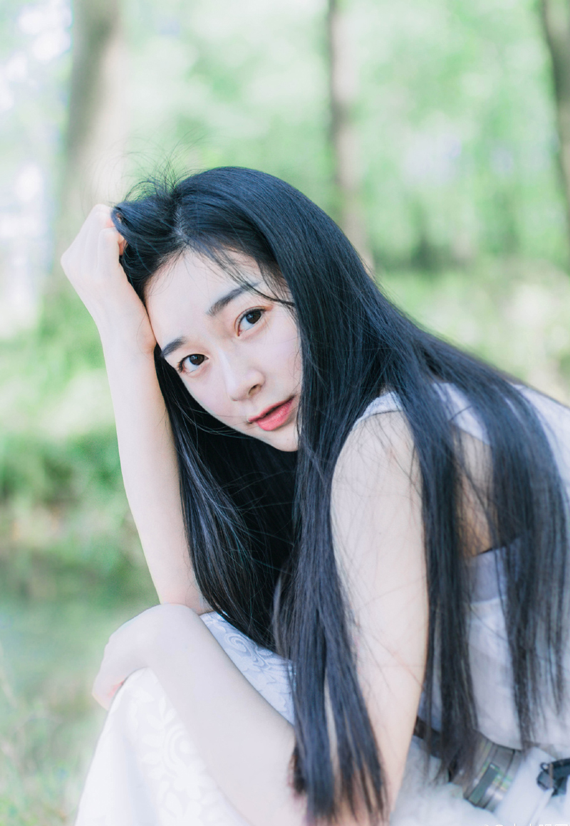 “不，这些要由你亲自去说，而且不能太过刻意，找几个嘴巴不严的世家，聊天的时候装作无意间将此事传出去。”法正摇头道。